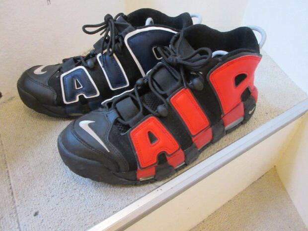 ナイキ　NIKE AIR MORE UPTEMPO 96 BLACK UNIVERSITY RED DJ4400-001 スニーカー